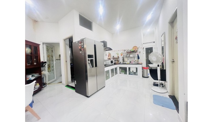 Bán nhà HXH Cách Mạng Tháng 8, P10, Q3, 156m2, 2 tầng, giá cực rẻ